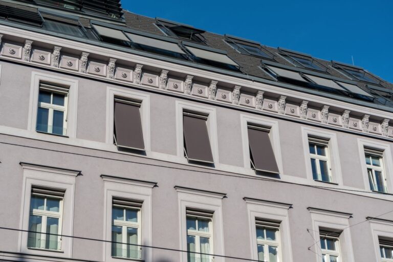 Fassade eines Altbaus mit Sonnenschutz bei den Fenstern