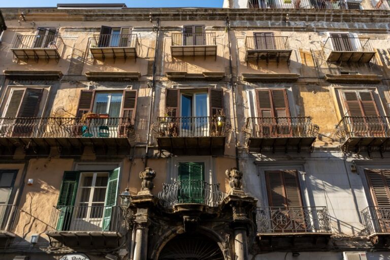 Fassade eines Hauses in Palermo, sanierungsbedürftige Fassade, Balkone, Fensterläden