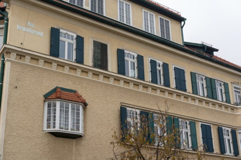 altes Haus mit Fensterläden und Erker