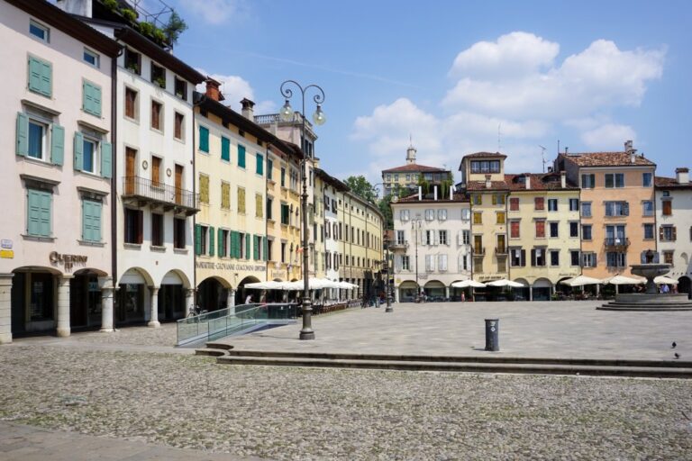 Platz in Italien, alte Häuser, Laterne, Brunnen, Arkaden