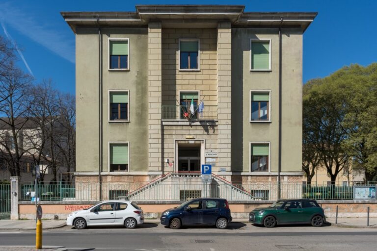 Schule im Stadtteil Veronetta in Verona mit davor parkenden Autos