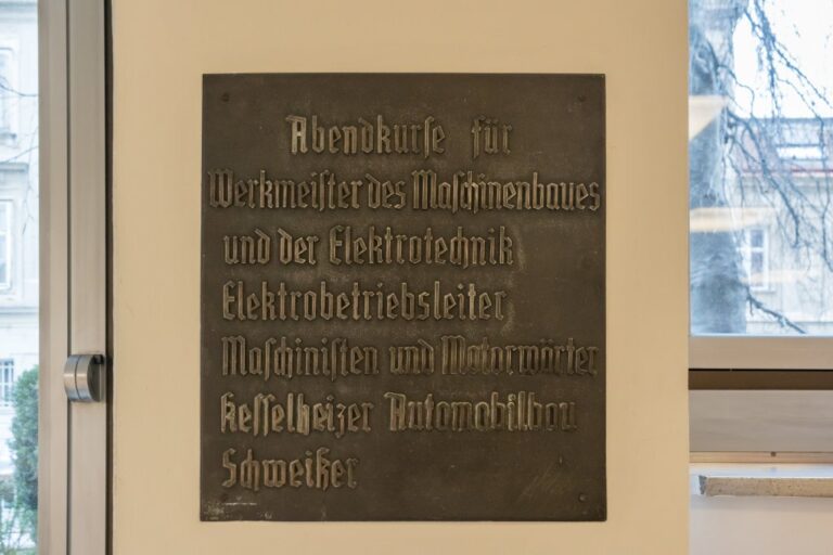 "Abendkurse für Werkmeister des Maschinenbaues und der Elektrotechnik, Elektrobetriebsleiter, Maschinisten und Motorwärter, Kesselheizer, Automobilbau, Schweißer"