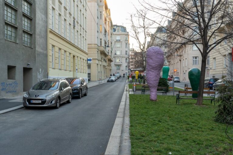 Platz in Wien, Kunstwerke, Bäume, Autos, alte Häuser