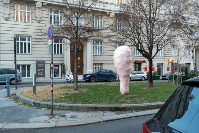 Skulptur und Bäume auf einem Platz in 1030 Wien