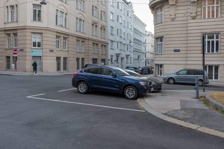 parkende Autos auf einem Platz, Altbauten