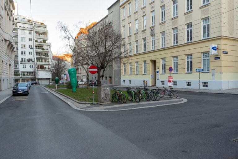 Platz mit Grünfläche umgeben von einer Straße