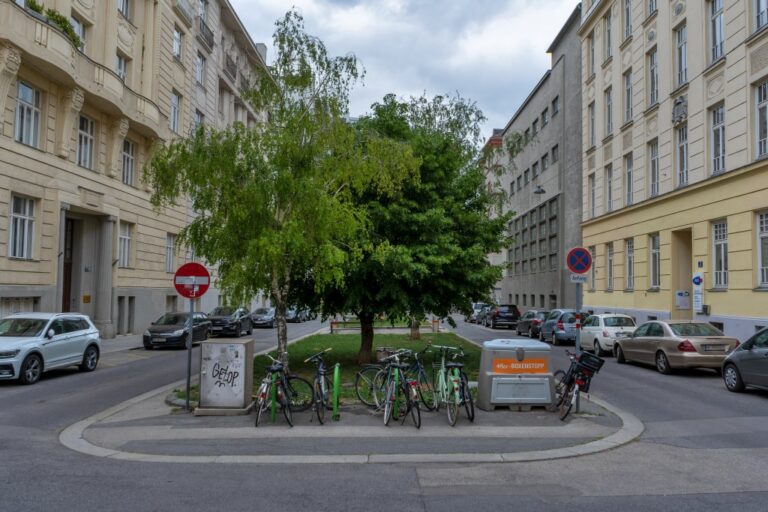 Platz mit Bäumen in der Mitte