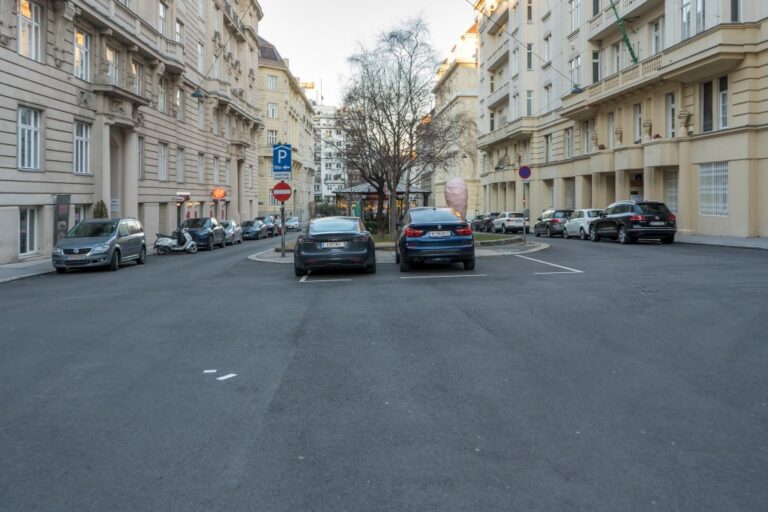 Platz mit Bäumen in der Mitte, Autos, Asphalt