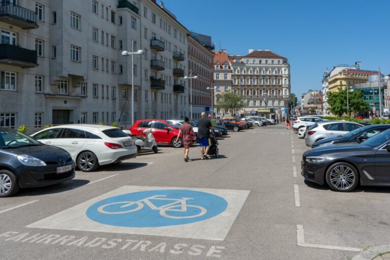 Fahrradstraße, Leute, Parkplätze, Häuser, Gemeindebau