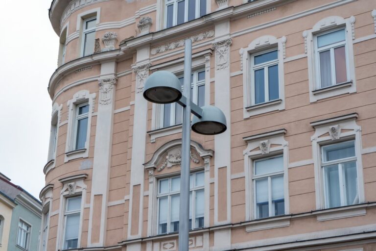 Straßenlaterne vor der Fassade eines Gründerzeithauses