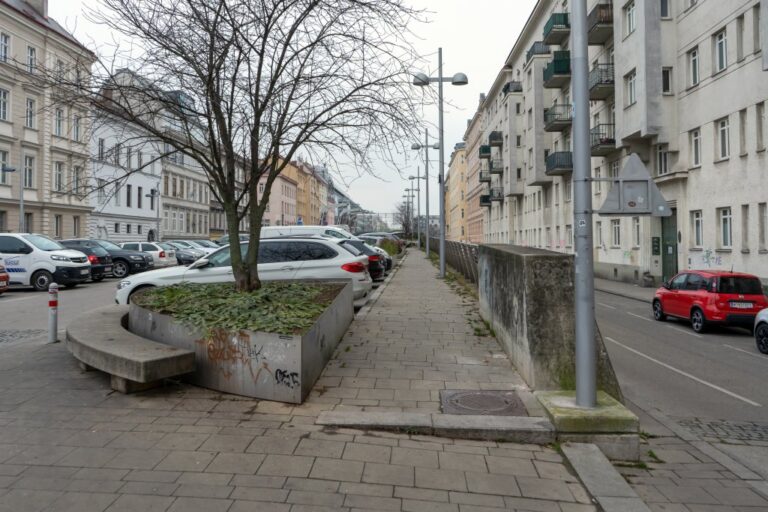 Parkplatz, Altbauten, Baum, Laternen