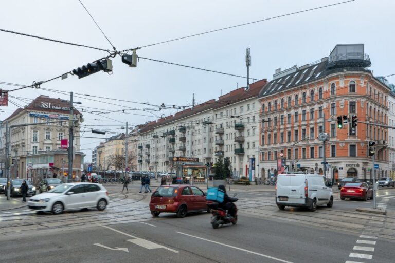 Straßenkreuzung in Wien-Landstraße mit Oberleitungen