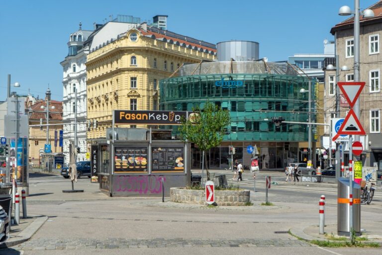 Kreisverkehr, Fasan Kebap, Bahnhof, Häuser, Straße