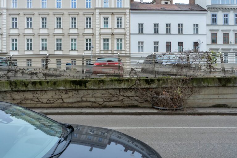 Häuserzeile, Mauer, Autos, Geländer