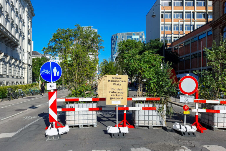 Oskar-Kokoschka-Platz für den Fahrzeugverkehr gesperrt