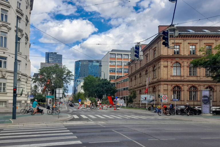 Kreuzung, Ringstraße, Universität und Museum für angewandte Kunst, Amtshaus, Hochhäuser