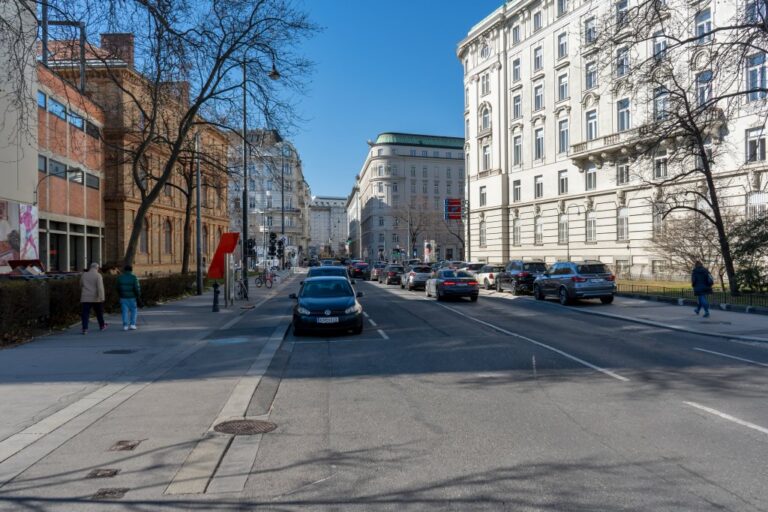 Straße neben der Angewandten, Amtshaus, Autos