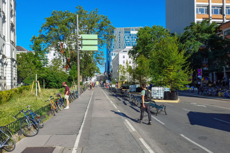 für Autos gesperrter Oskar-Kokoschka-Platz