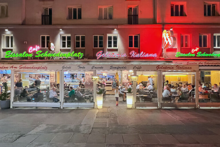 Eissalon am Schwedenplatz am Abend