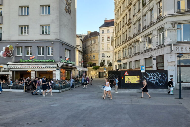 Fußgängerzone in Wien, Innere Stadt, Asphaltbelag, Eissalon