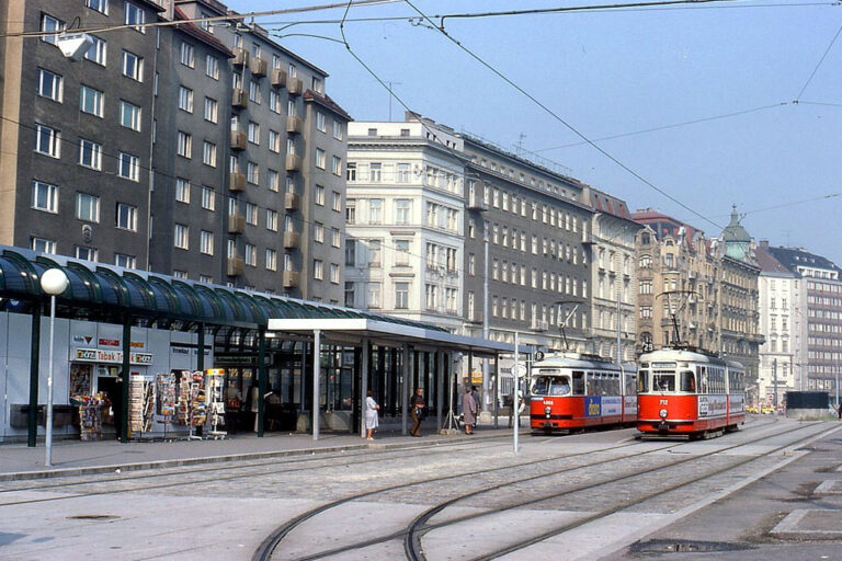 Straßenbahnen vor der Häuserzeile am Schwedenplatz, Franz-Josefs-Kai