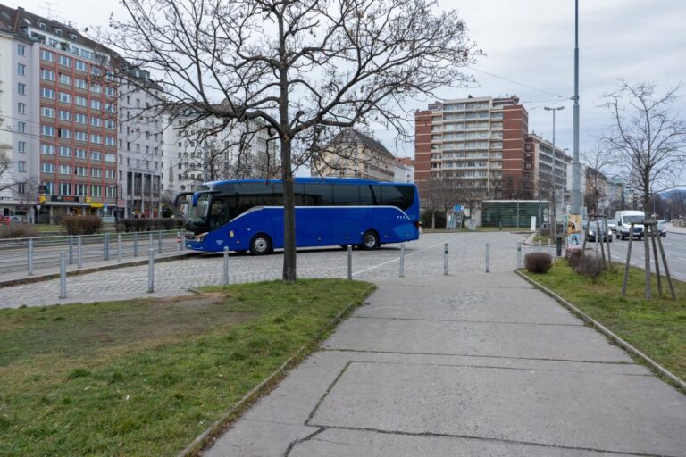 Reisebus parkt auf dem Busparkplatz neben dem Morzinplatz