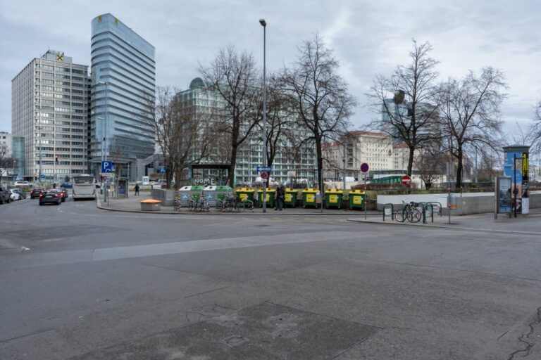 Asphaltfläche, Müllcontainer, Bäume, Hochhaus