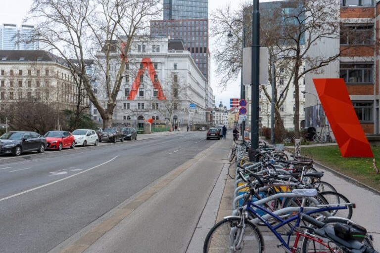 Fahrräder, Radweg, Straße, alte Häuser, Hochhäuser, Autos, Bäume